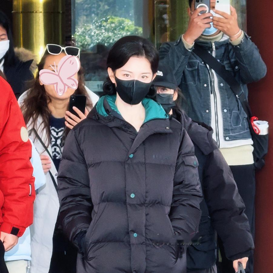 小宇欣就这样穿着中戏校服走南闯北