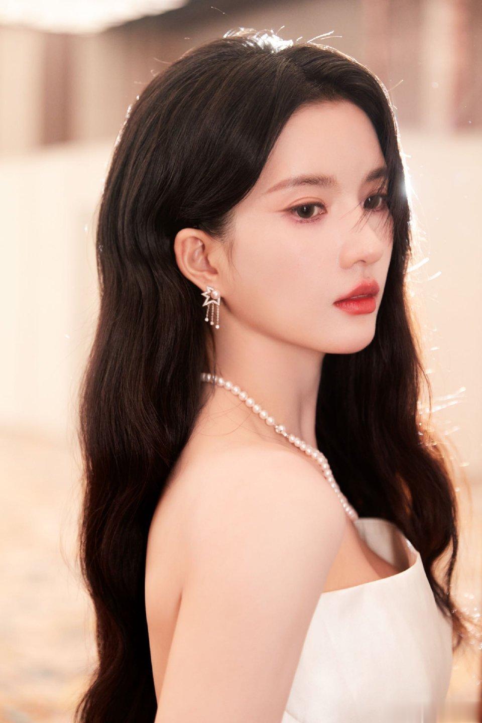 #硬糖少女303##刘些宁# 今日份糖妹新鲜物料刘些宁工作室更新爱奇艺尖叫之夜新