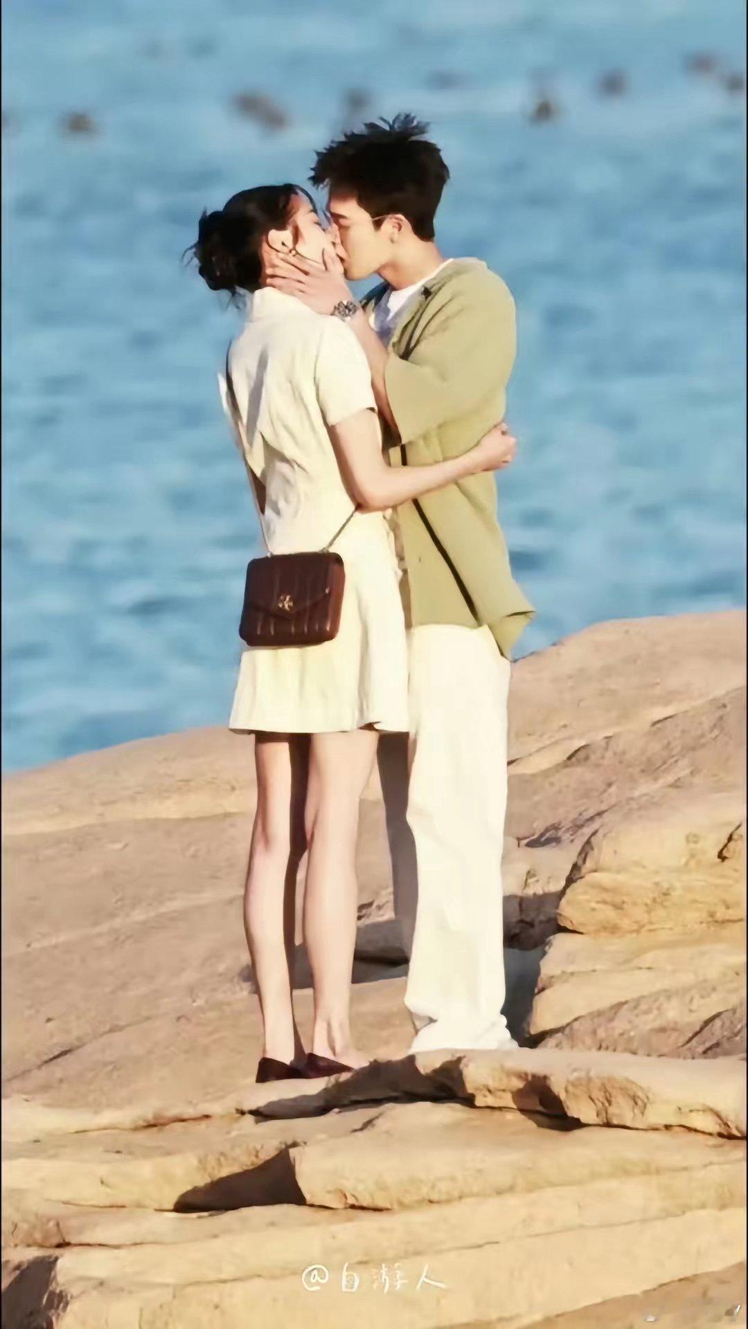 关晓彤和李昀锐的耀眼路透图，海边吻戏太甜了吧靓女俊男好养眼啊 ​​​