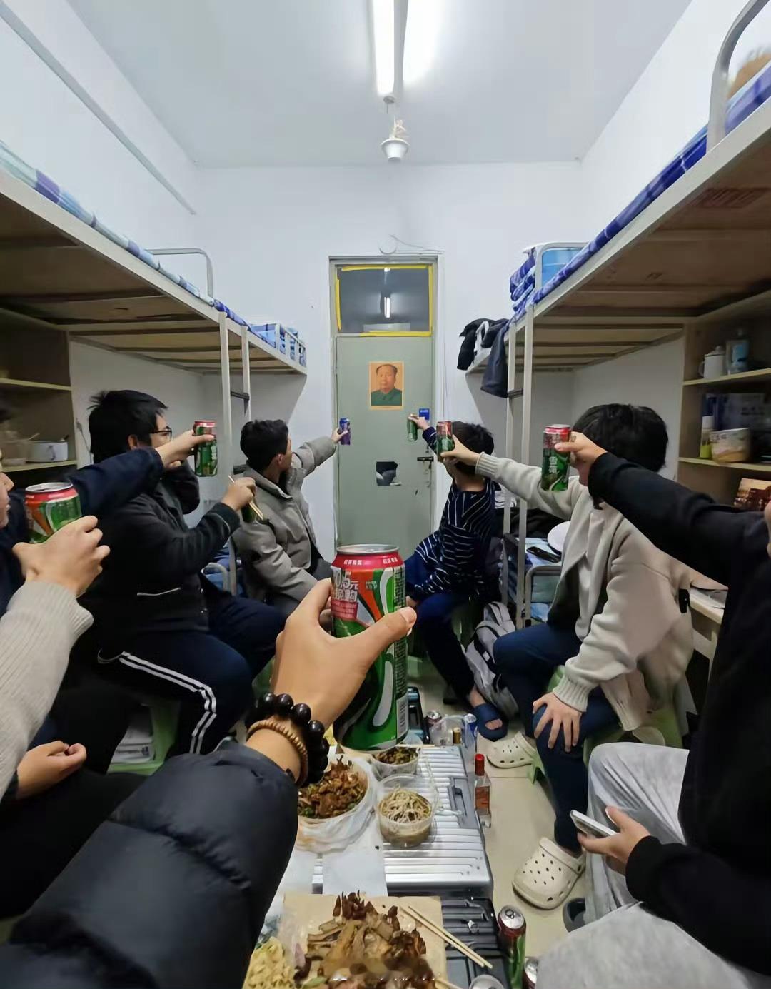 宿舍里，一群青年人举起饮料，“教员，新年快乐！”我是听到了他们的欢笑声。 