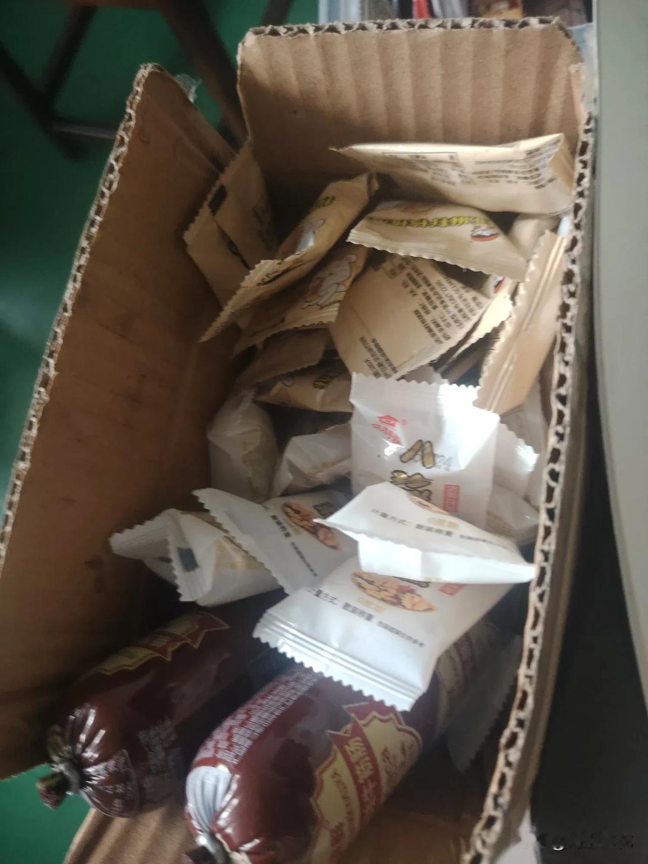 年轻人又买了一堆零食回来。
这个年代离不开零食。记得以前小时候我们哪里有零食，有