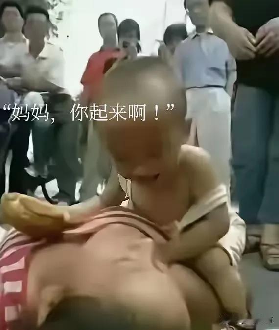 照片上的女子不知道怎么了，但看着让人掉眼泪！