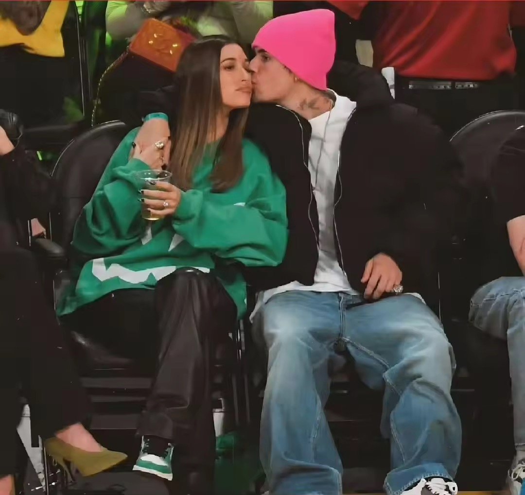 比伯海莉格莱美红毯全黑情侣装 + 同款徽章，比伯海莉的浪漫太细节了 