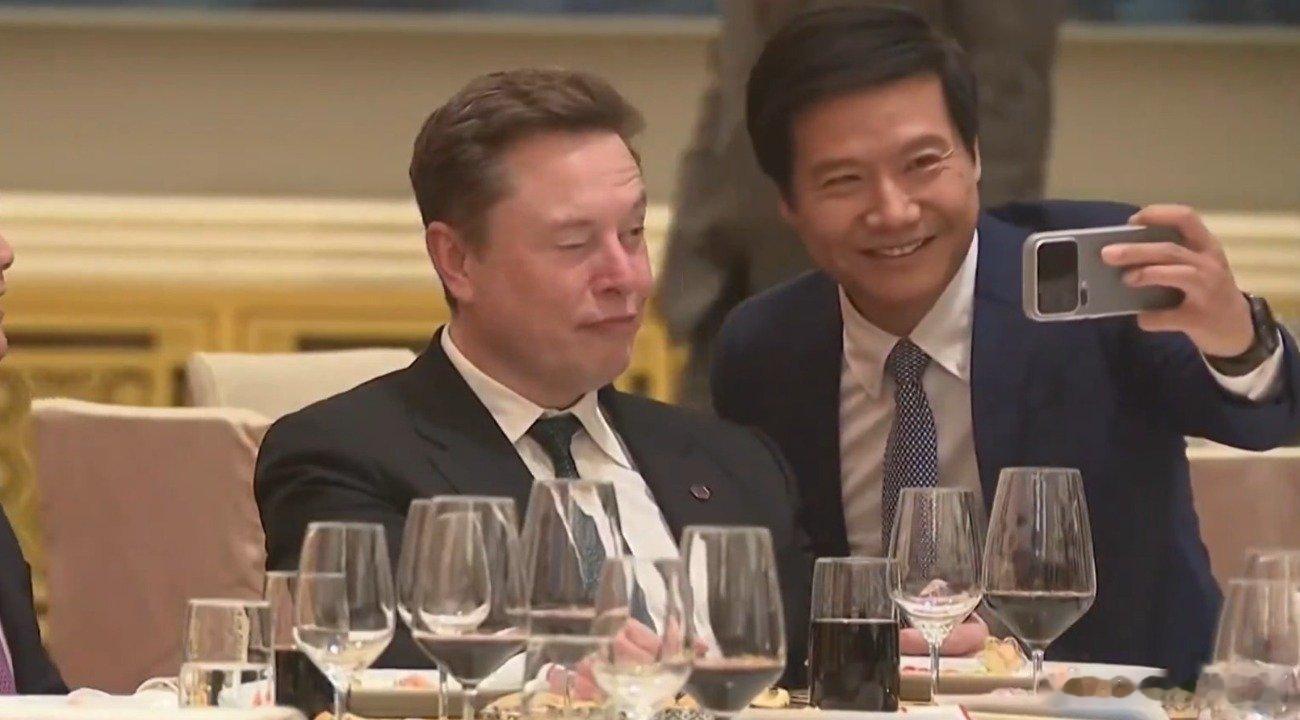 凤凰新闻【国宴前雷军主动与马斯克合影互动，中美两大车企掌门人同框】凤凰网科技讯（