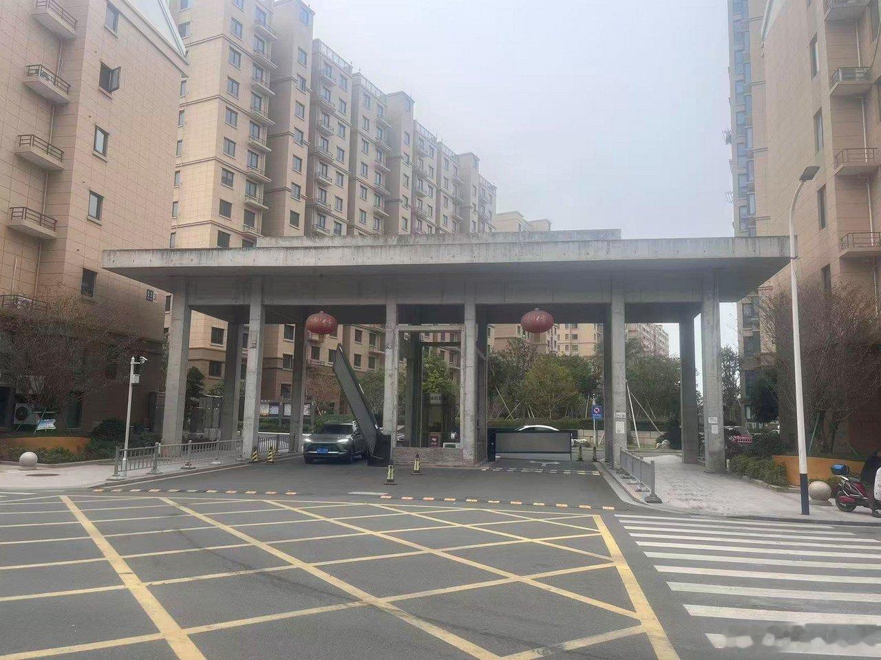 宁波海曙包家新村52套安置房一天全部拍出 近日，海曙古林镇包家新村52套安置房在