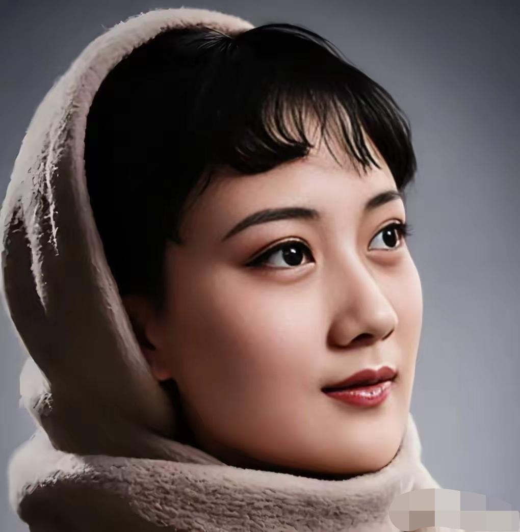 她是美了一个时代的女神，是八一影影厂的厂花，也是多少男人心中的白月光，还是一位少