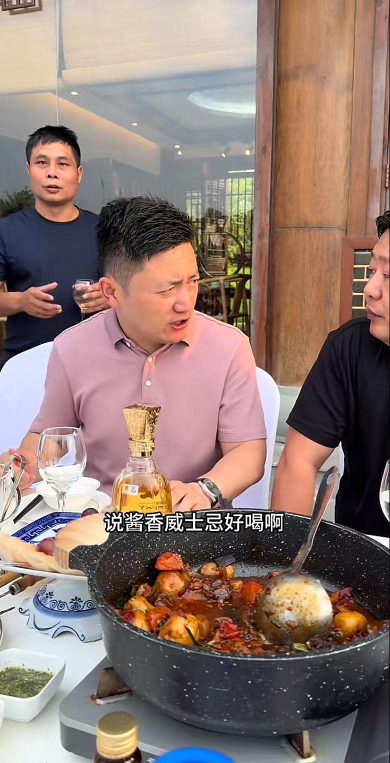 张大炮忍不住了，贵州贤酒董事长，卢要华拿出一款名为“哇哇叫”的贵州贤酒酱香型白酒