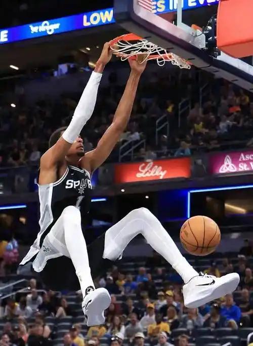 谁是本赛季联盟最佳防守球员，追梦格林说：“我很难确定谁该排在第二或第三位。我唯一