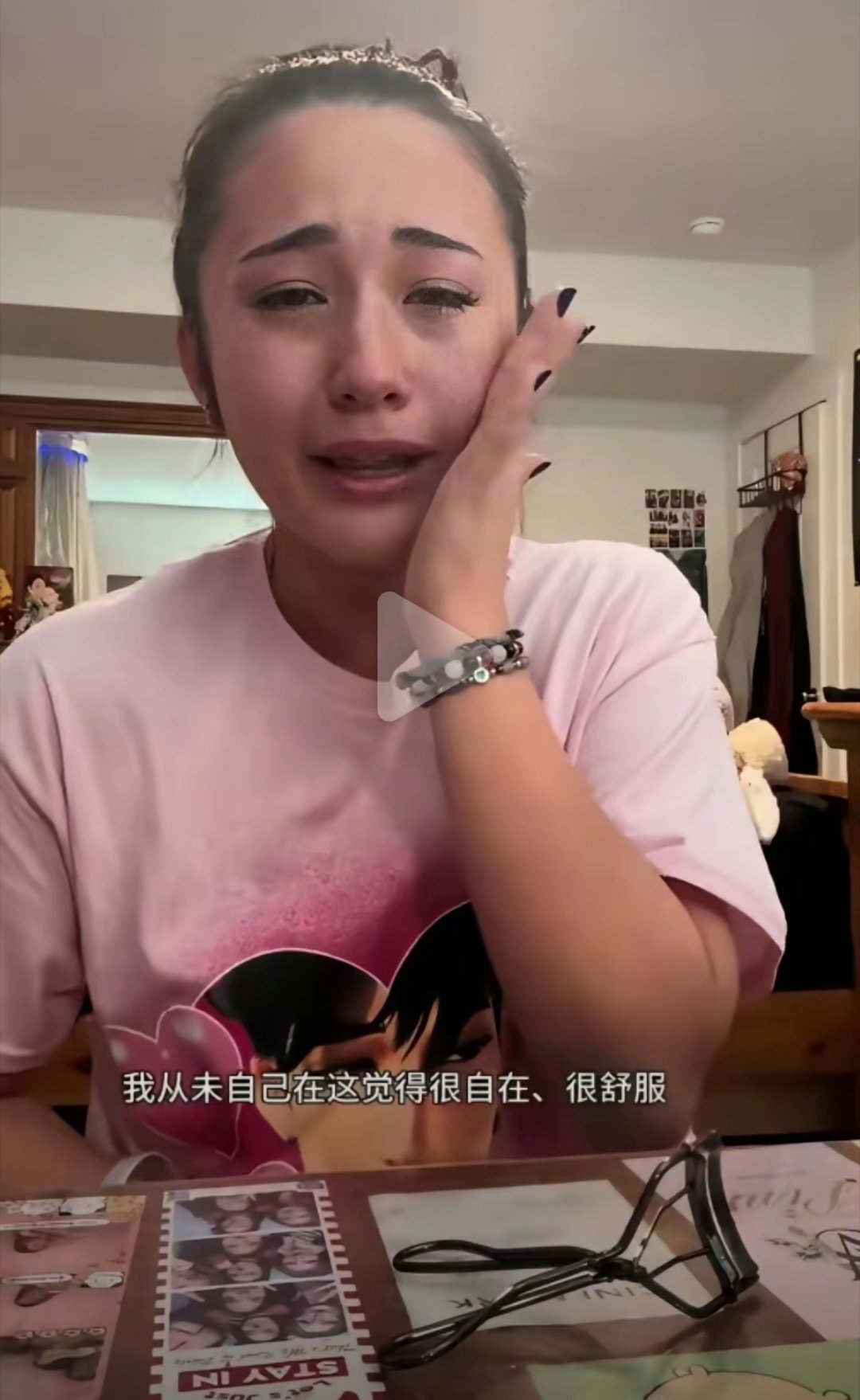 一位在美国长大的亚裔混血女孩说她现在非常痛苦，从小到大一直很迷茫，不知道自己到底