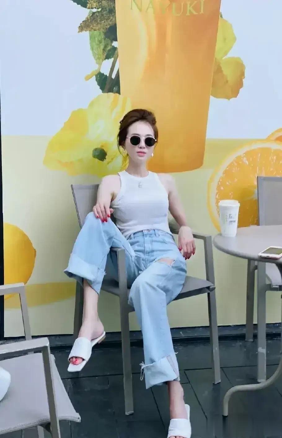 2个细节看出，白珊珊绝对是大姐大。

下班了，恒大歌舞团3个美女来到电梯口。粗看