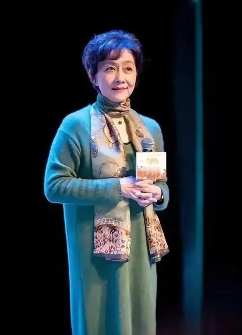 黄梅莹，1950年7月7日出生于上海，首部电影是《万水千山》，是八一电影制片厂的