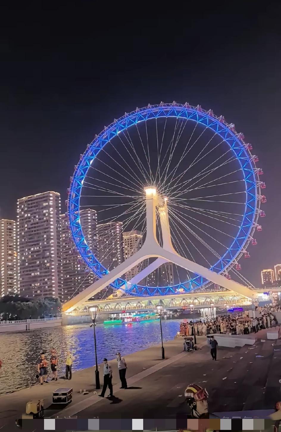 短短几秒，这个家，碎了。

8月5日晚，天津之眼摩天轮下，一家四口的旅行变成了天
