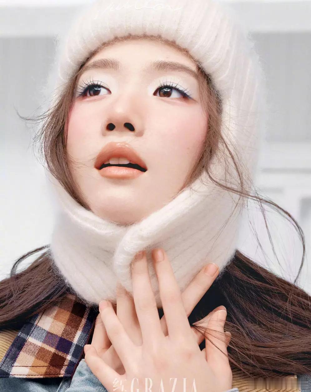 卢昱晓戴兔耳帽古灵精怪 ，抱着小狗温柔又俏皮 