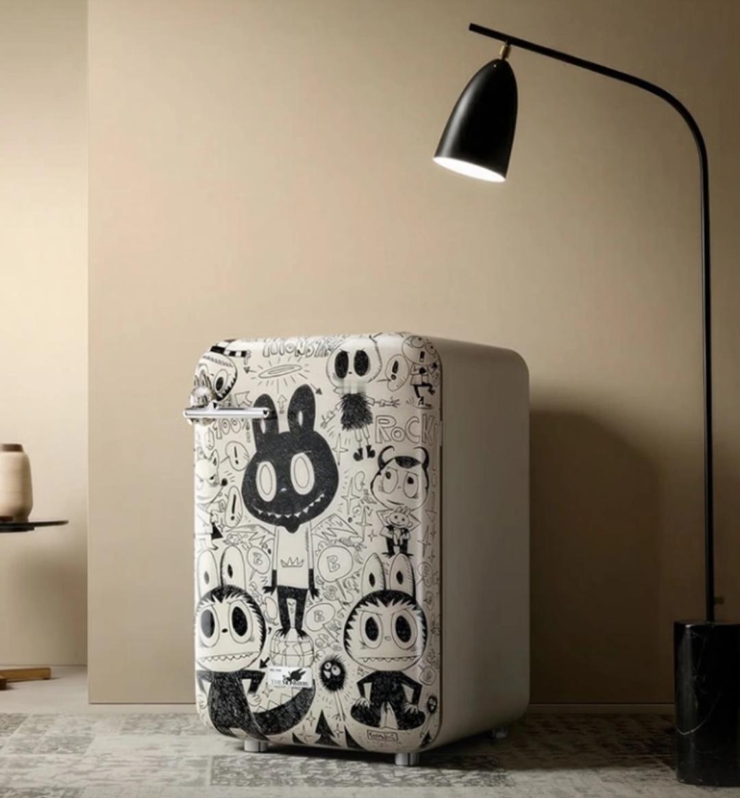 📮泡泡玛特要做冰箱了。不是开玩笑——4月24日官宣，4月30日京东开卖，全球限