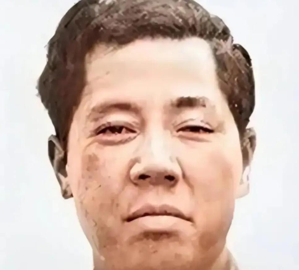 1971年，戴笠孙子在修拖拉机时，被判死刑。宣判那刻，他平静地说了一句话，竟然让