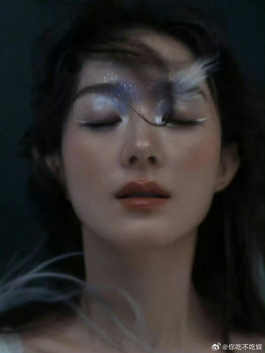 这种精灵感的妆容，真的不是谁都可以驾驭的啊。 