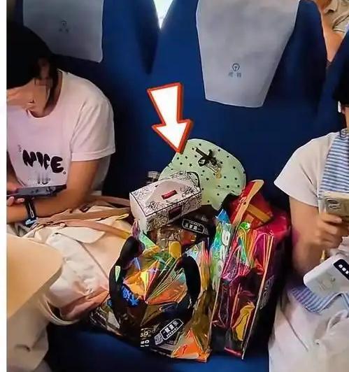 人站着，零食坐着！俩女孩买三张票，中间座位放包拒让无座乘客。

列车员到场一句话