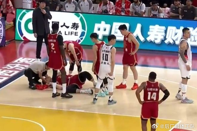 刘传兴被担架推出场刘传兴遭陶汉林肘击 第一节刘传兴刚打，就在防守中被陶汉林肘翻在