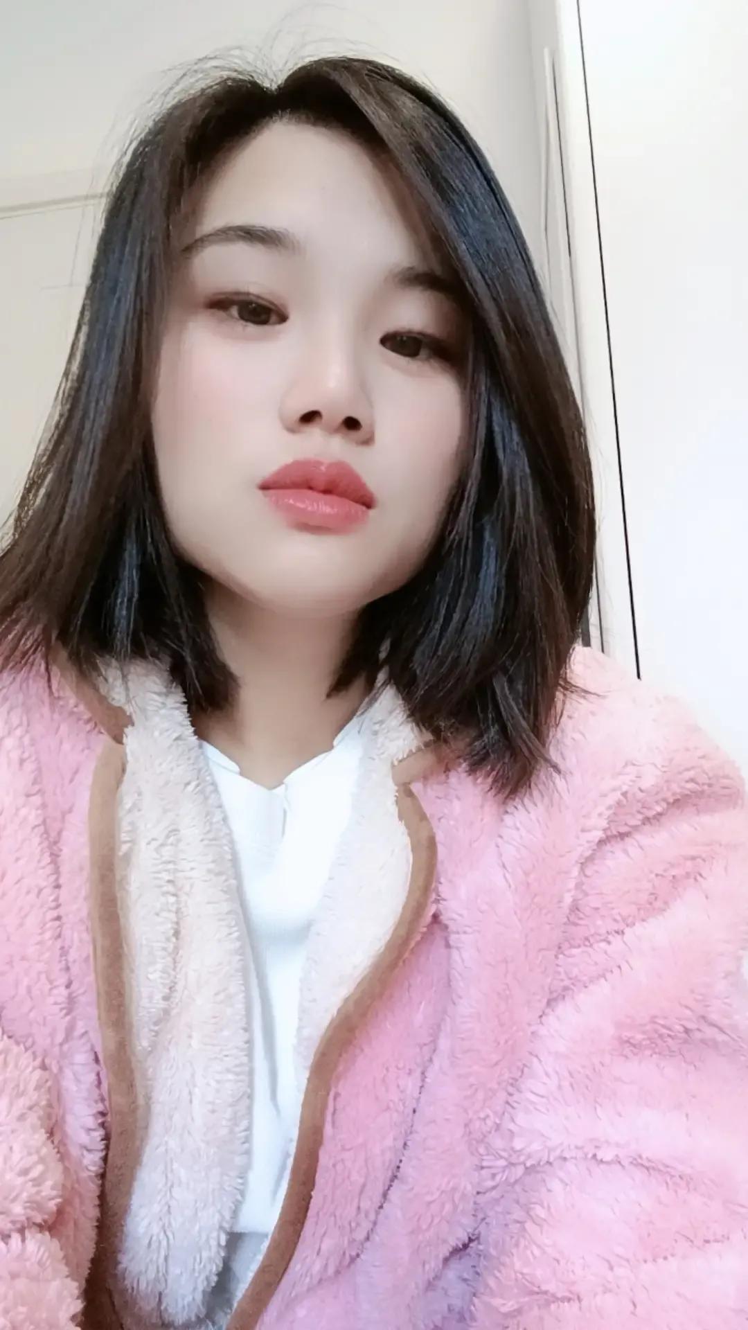 粉色毛衣，温柔可爱。