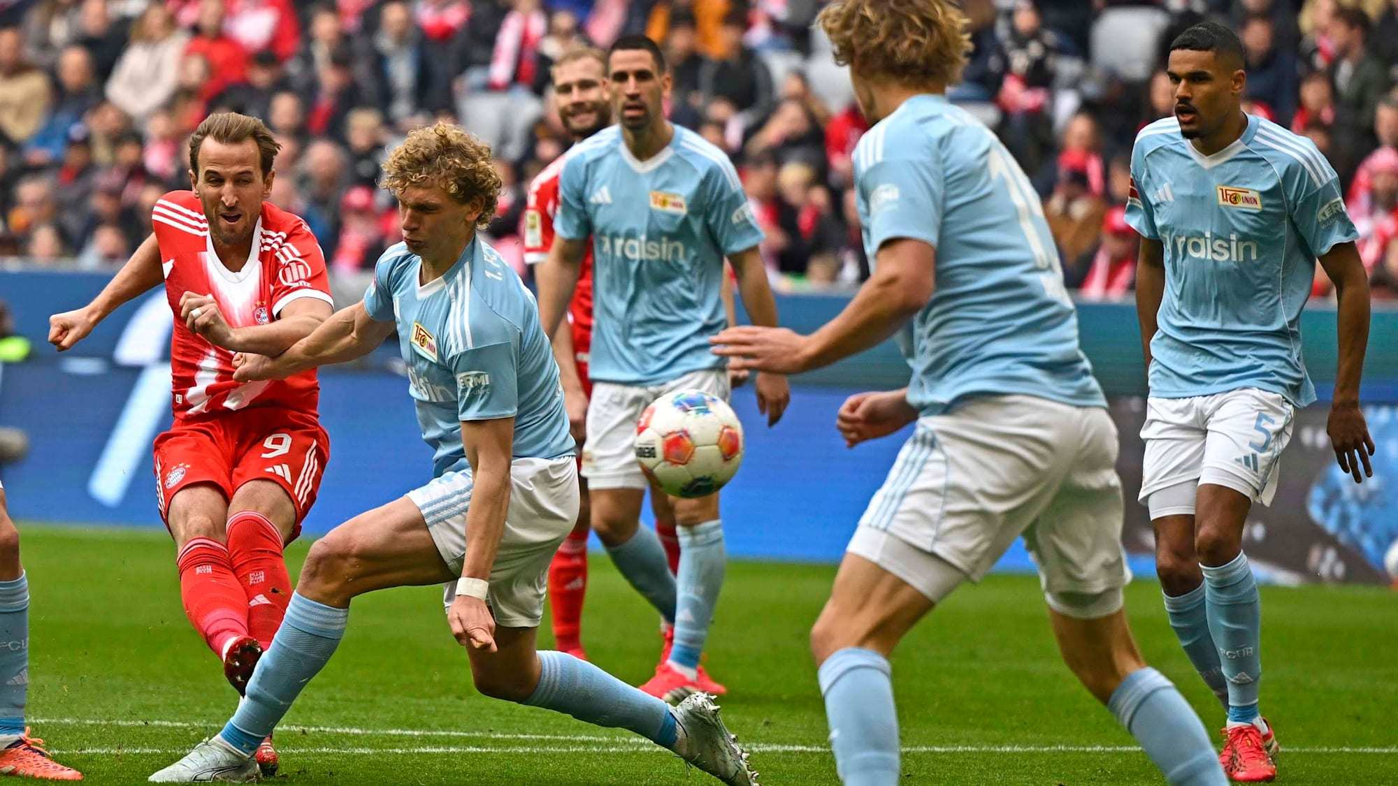 拜仁本轮4-0击败柏林联，凯恩全场居然轰出了11次射门！可惜的是，除了下半场的进