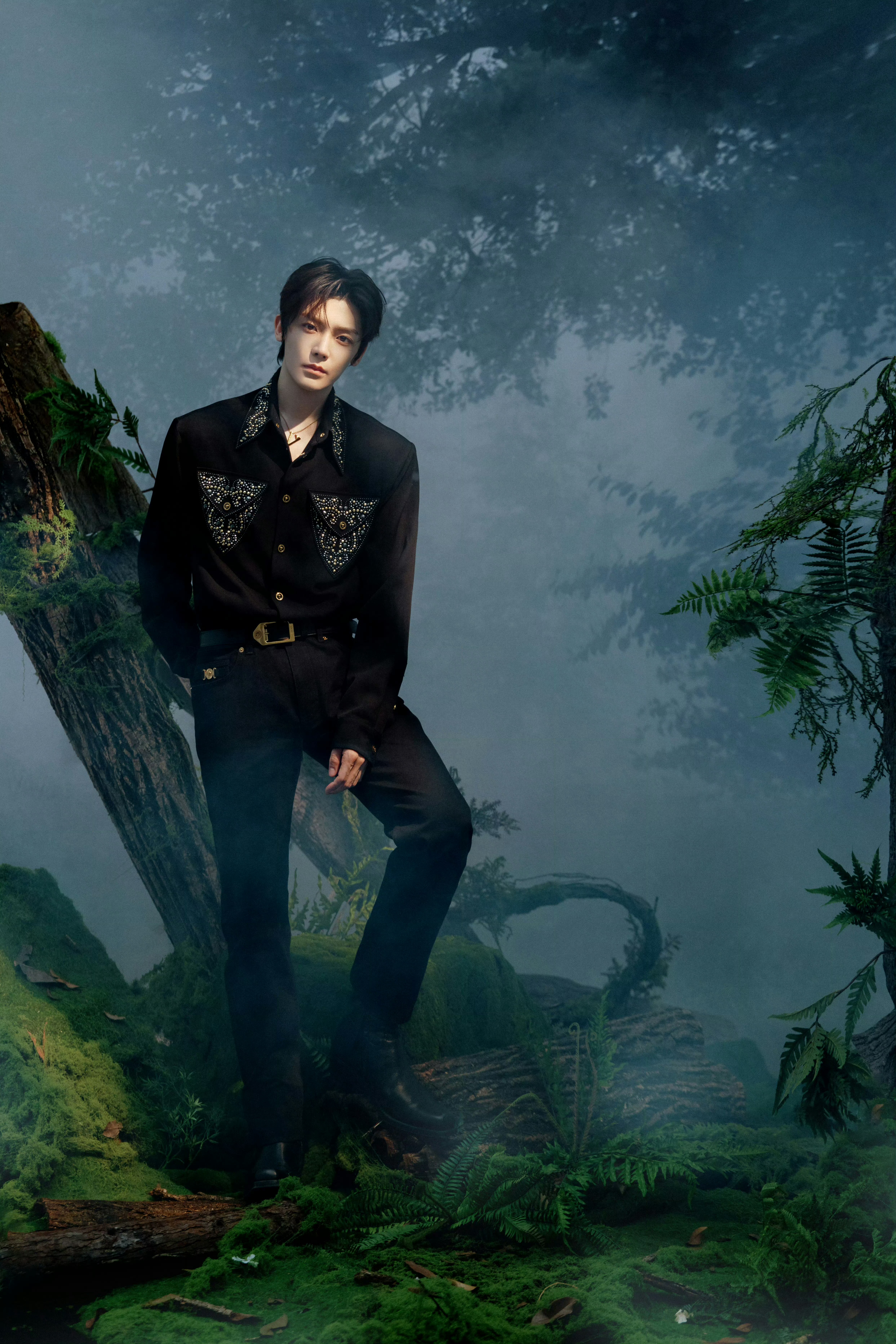 侯明昊 in Versace 2025秋冬系列 📷 ​​​