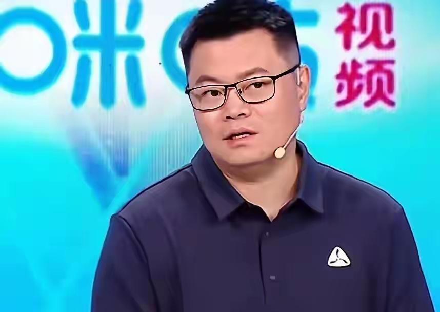 不喜欢听侯英超解说，太聒噪，太情绪化。
        球员打得好，各种夸赞，各