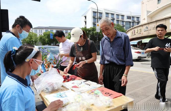台州这场特殊的义卖藏着最动人的坚持全城爱心消费帮扶残障匠人作品，以市场善意赋能特