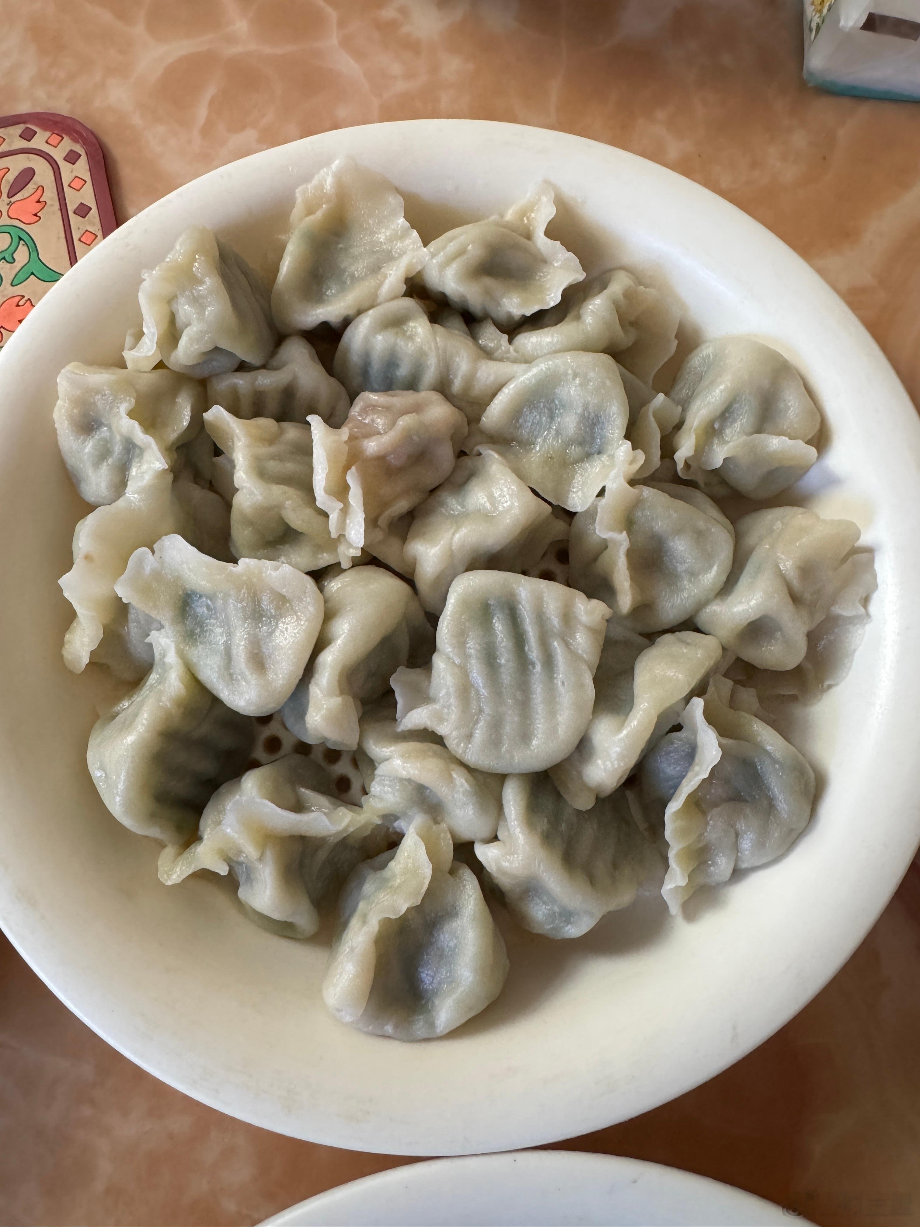 冬至饺子，终于吃到了。老妈做了两种馅，韭菜猪肉，胡萝卜羊肉，外加一盆猪肉围鸡。一