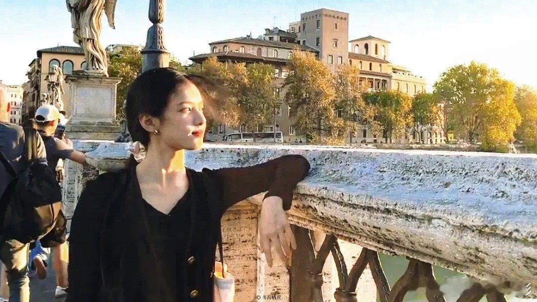 张婧仪的这组图 好像有一种平行时空的朱韵啊 ​​​