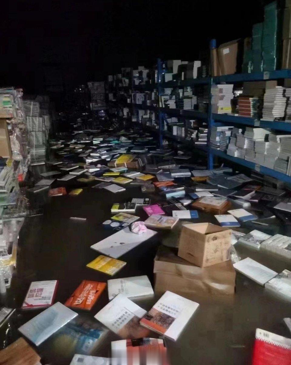 #中图网库房被淹近百人被困#不但大量图书泡水，还有近百人被困，缺水少食，急需救援