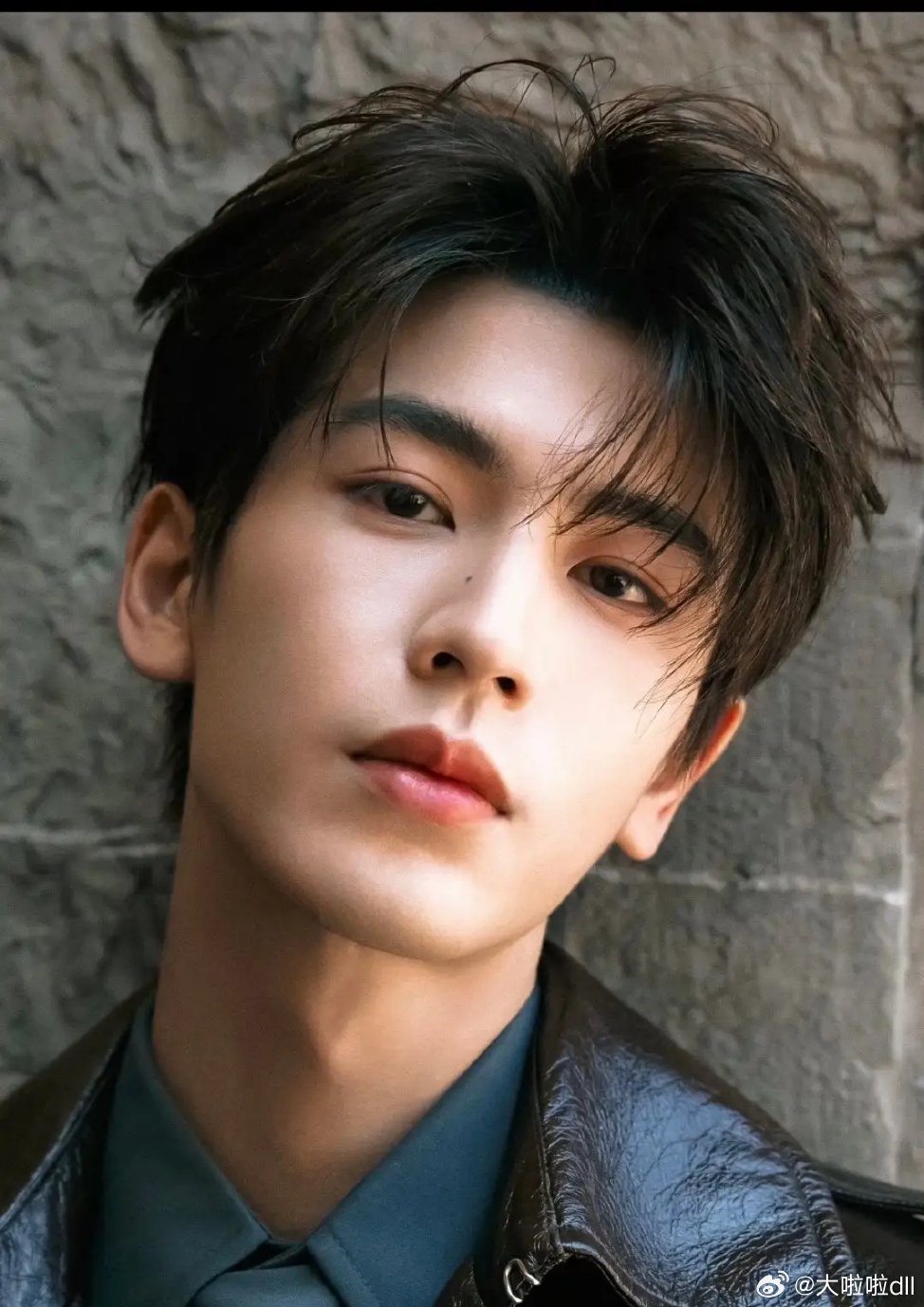 张凌赫被东南亚人网暴了然后道歉了，就因为在综艺里说了一句“像出生在东南亚”，我认