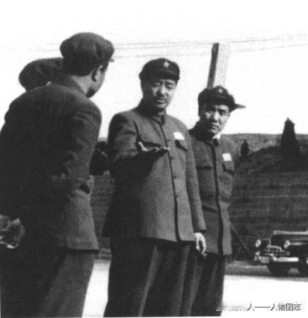 1954年，李达(右一)与贺龙(右二)在重庆。