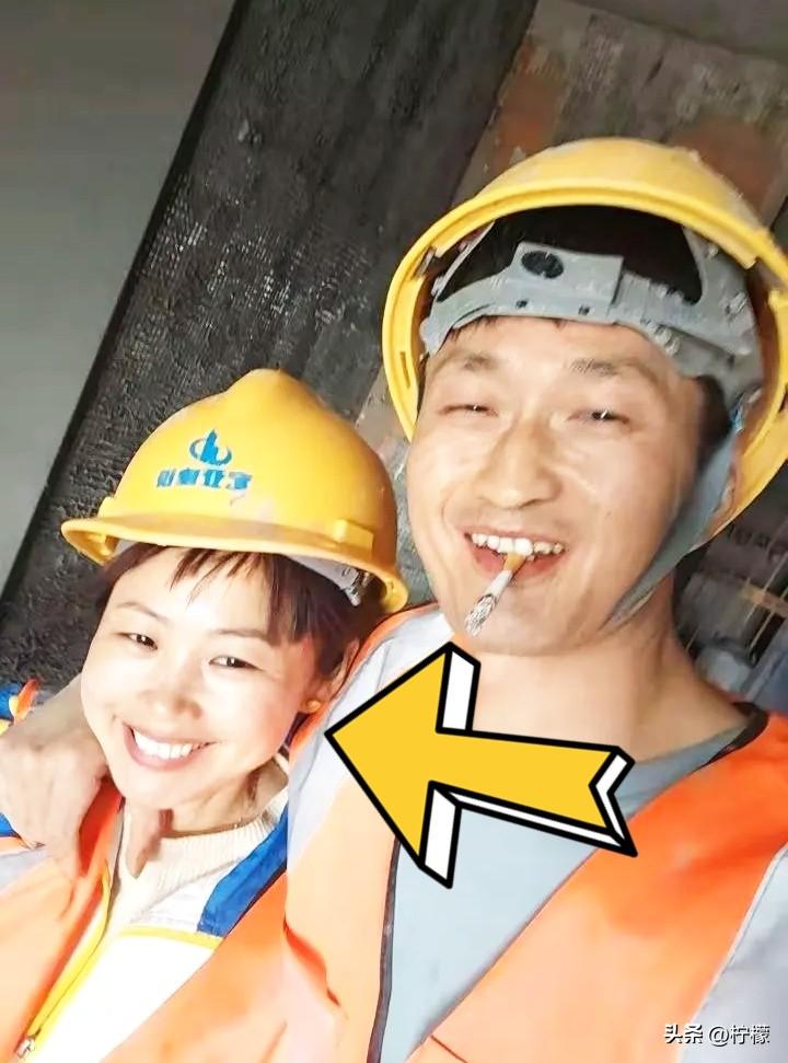 老婆陪我在工地上打工，
她干小工180一天，我干大工320一天。老婆83年的猪，