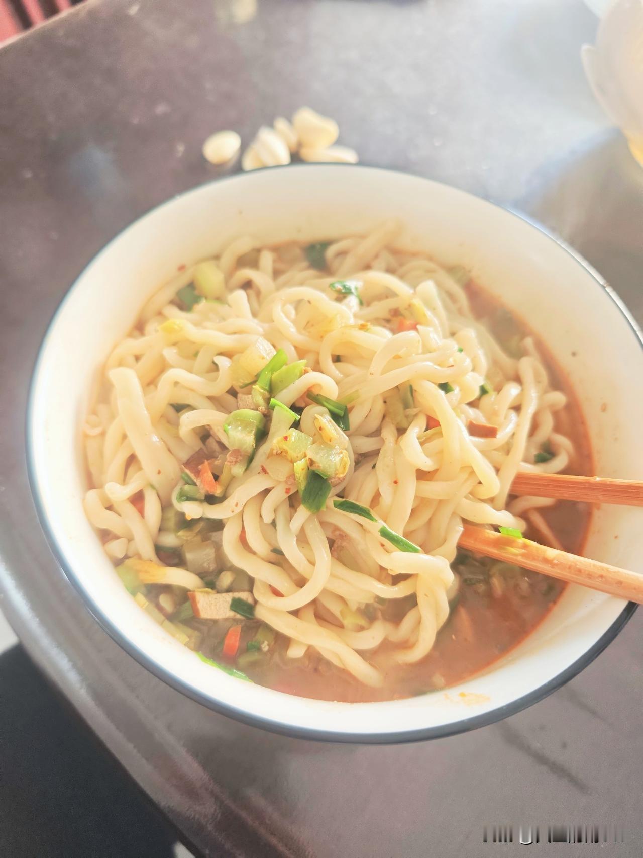 天气冷了，还是吃一碗臊子面吧，主要是暖和。