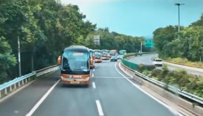 今晚南京中山东路，为了迎接南通支云球迷的大巴驶入，南京罕见实行了短暂交通管制。当