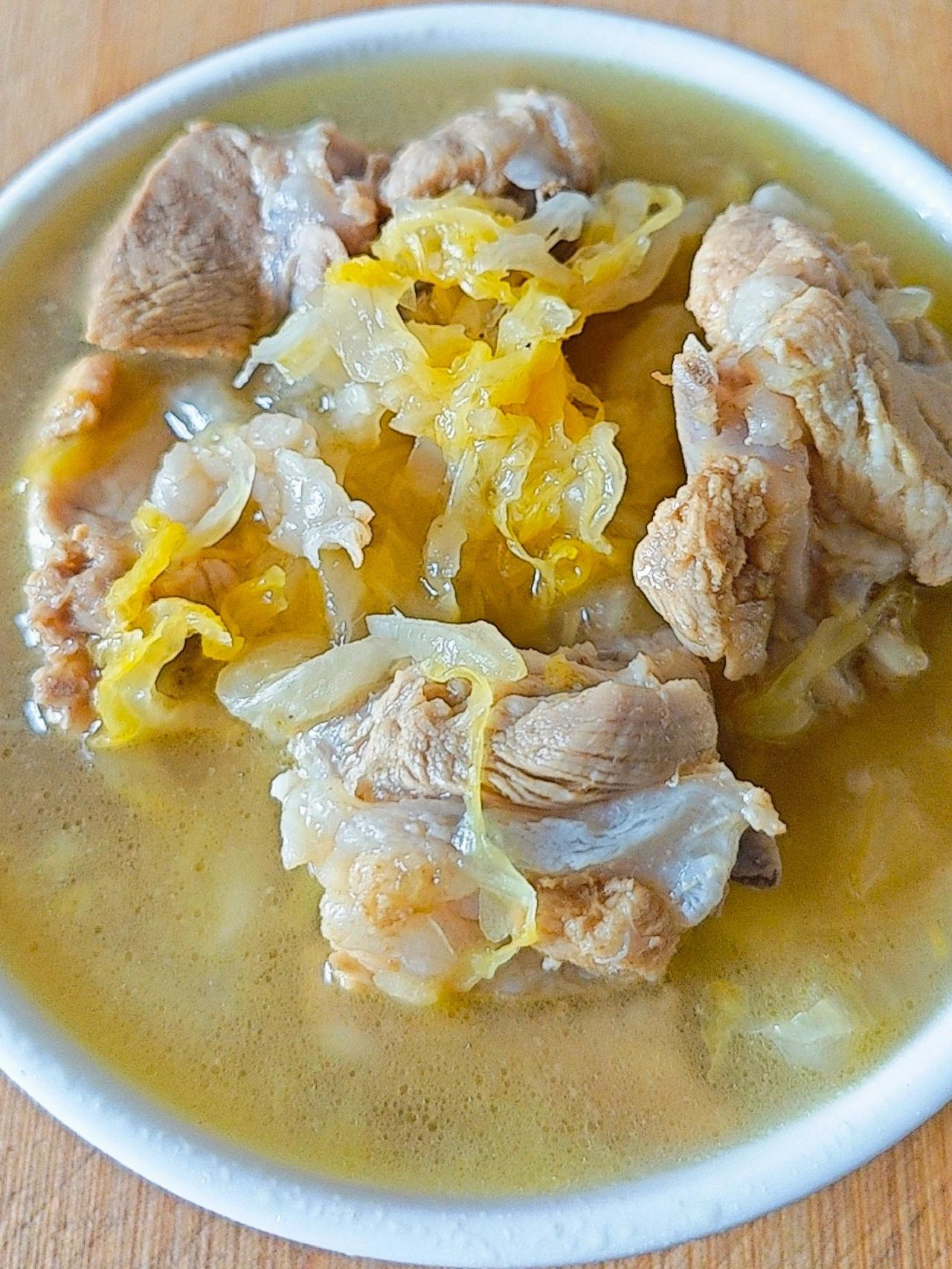 骨头炖酸菜，答应我一定要试试这道菜！！

夏天能喝上一碗酸菜汤，别提多美味了，骨