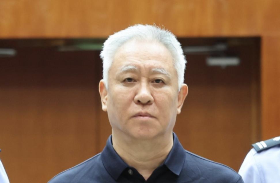 大家发现没有？许家印连眉毛都白了。68岁白头不稀奇，但68岁连眉毛都白了，少见！