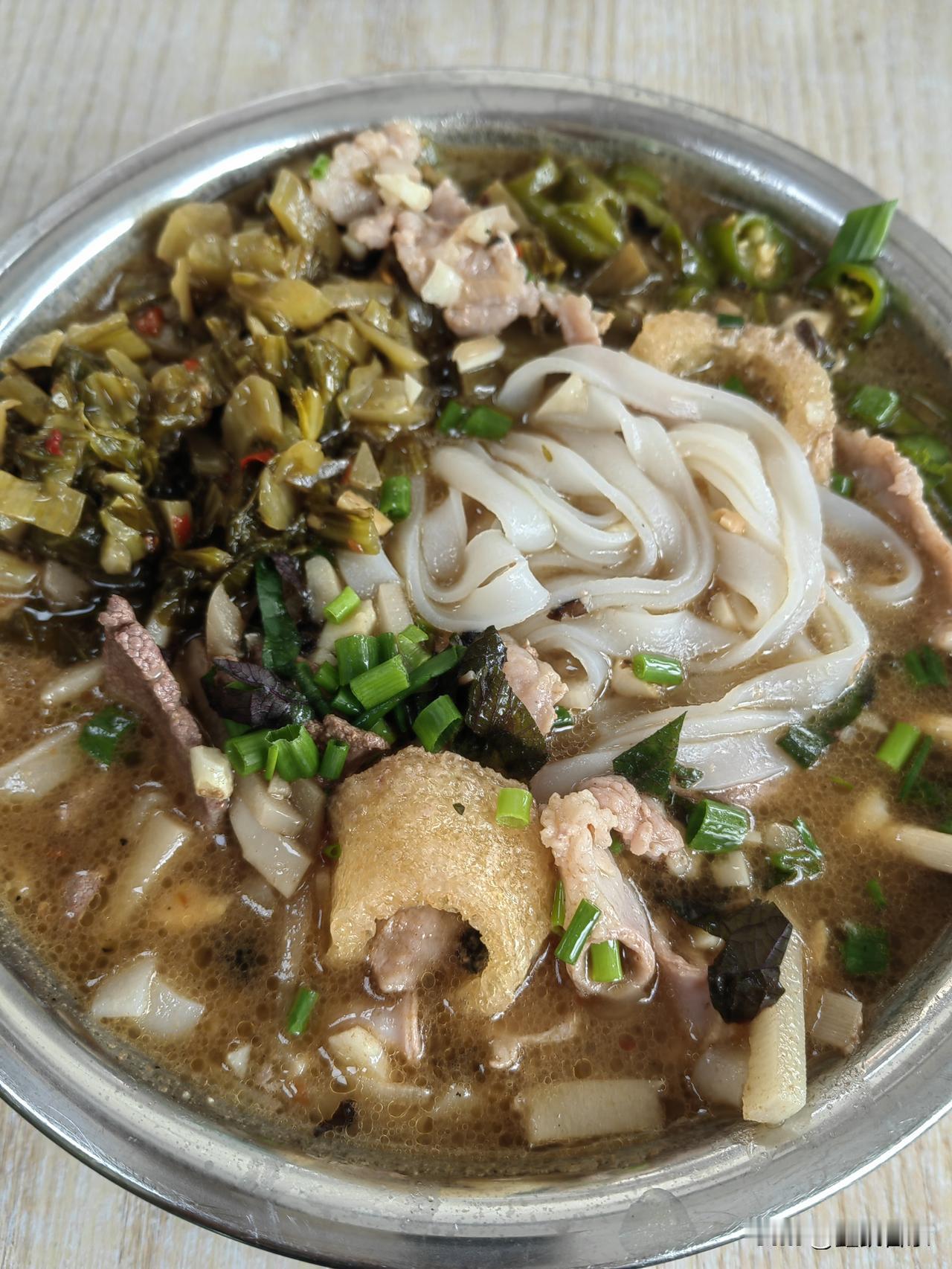 前两天，在南宁青秀区一家*味老友店吃了一碗老友猪杂粉，卧槽，猪小肠竟然是臭的，差