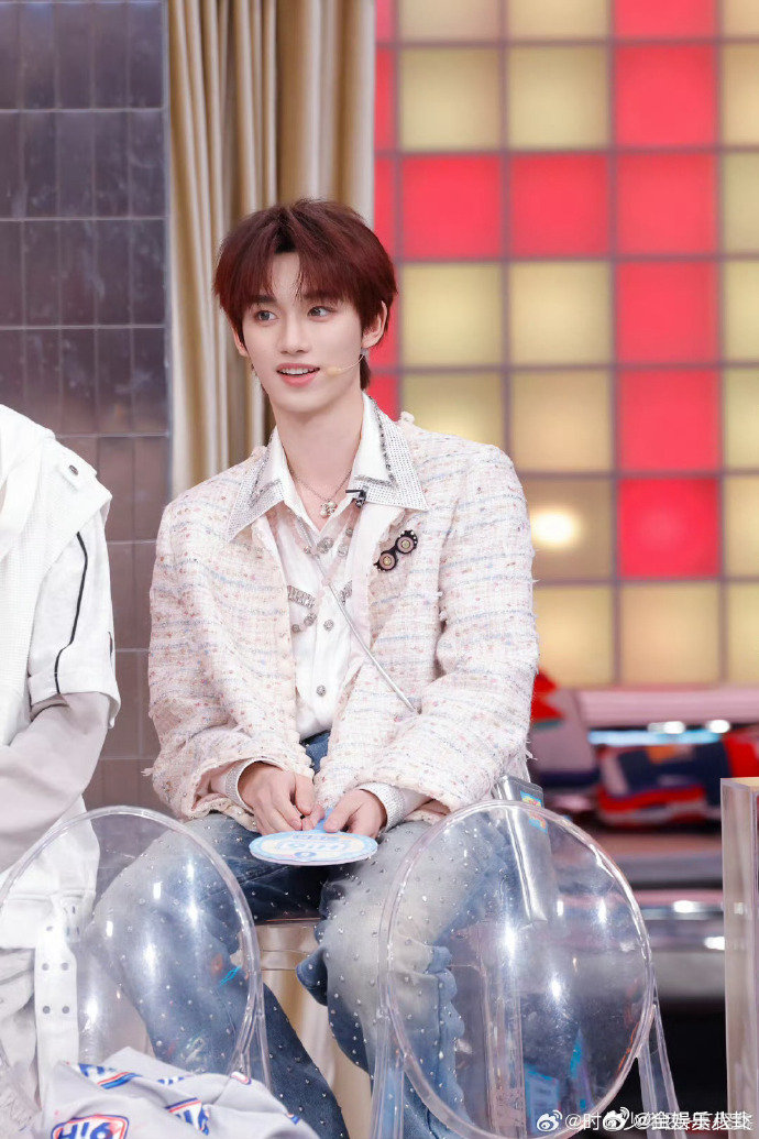 丁程鑫好六开工你好星期六丁程鑫在你好星期六真的太亮眼了，舞台干净利落，表情管理一