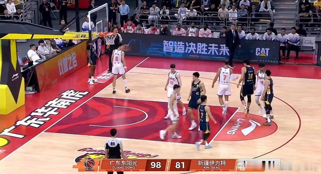 新疆男篮挺有意思，最后一节用门内加，状态好的李炎哲，那托尔和劳森关键的第四节不用