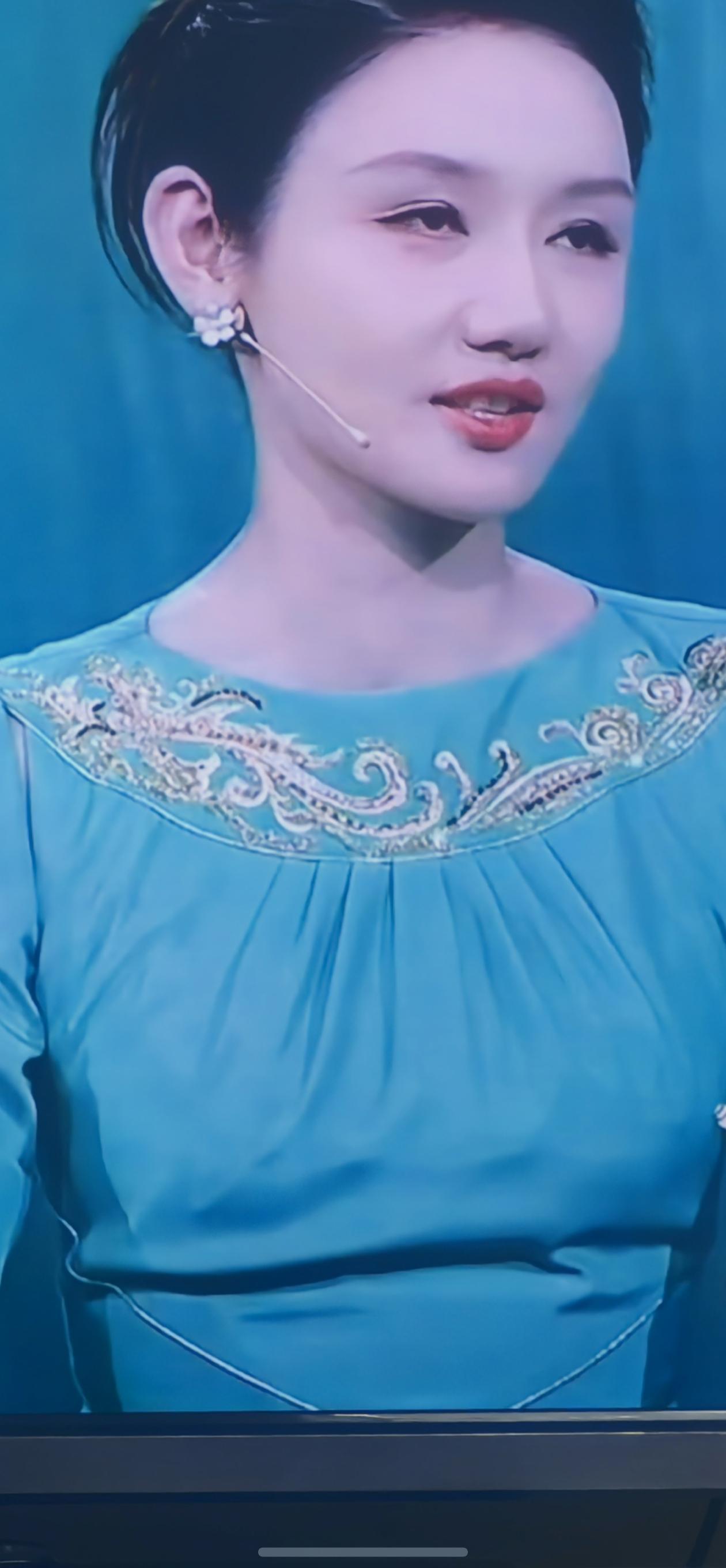 龙洋这衣服穿的...