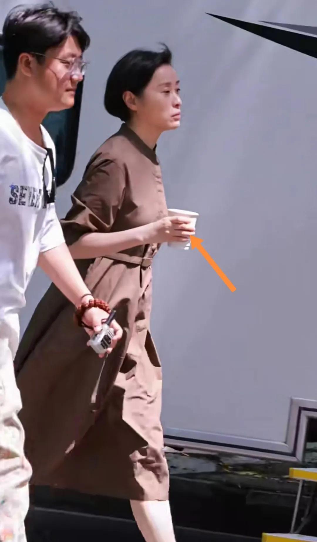 气质女星吴越边走边喝饮料。
