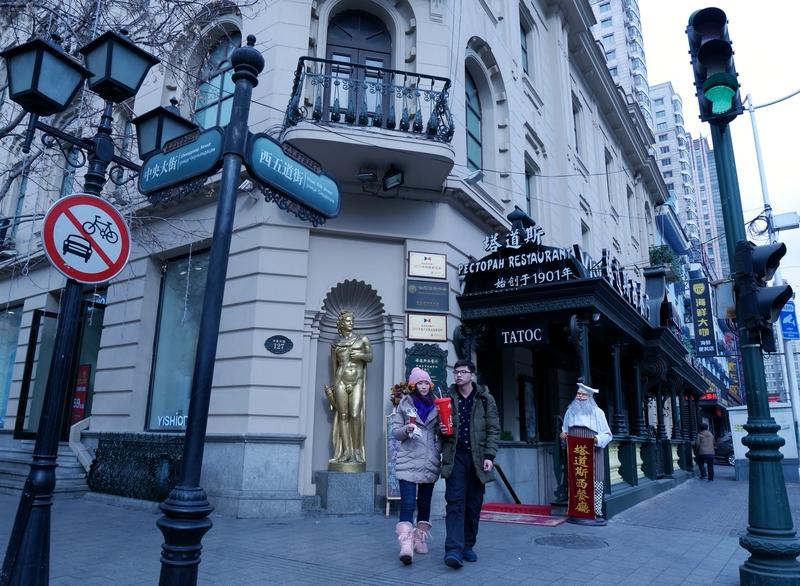 2026年1月初，哈尔滨中央大街零下20°C，寒风如刀割，本地人裹得像粽子，外国