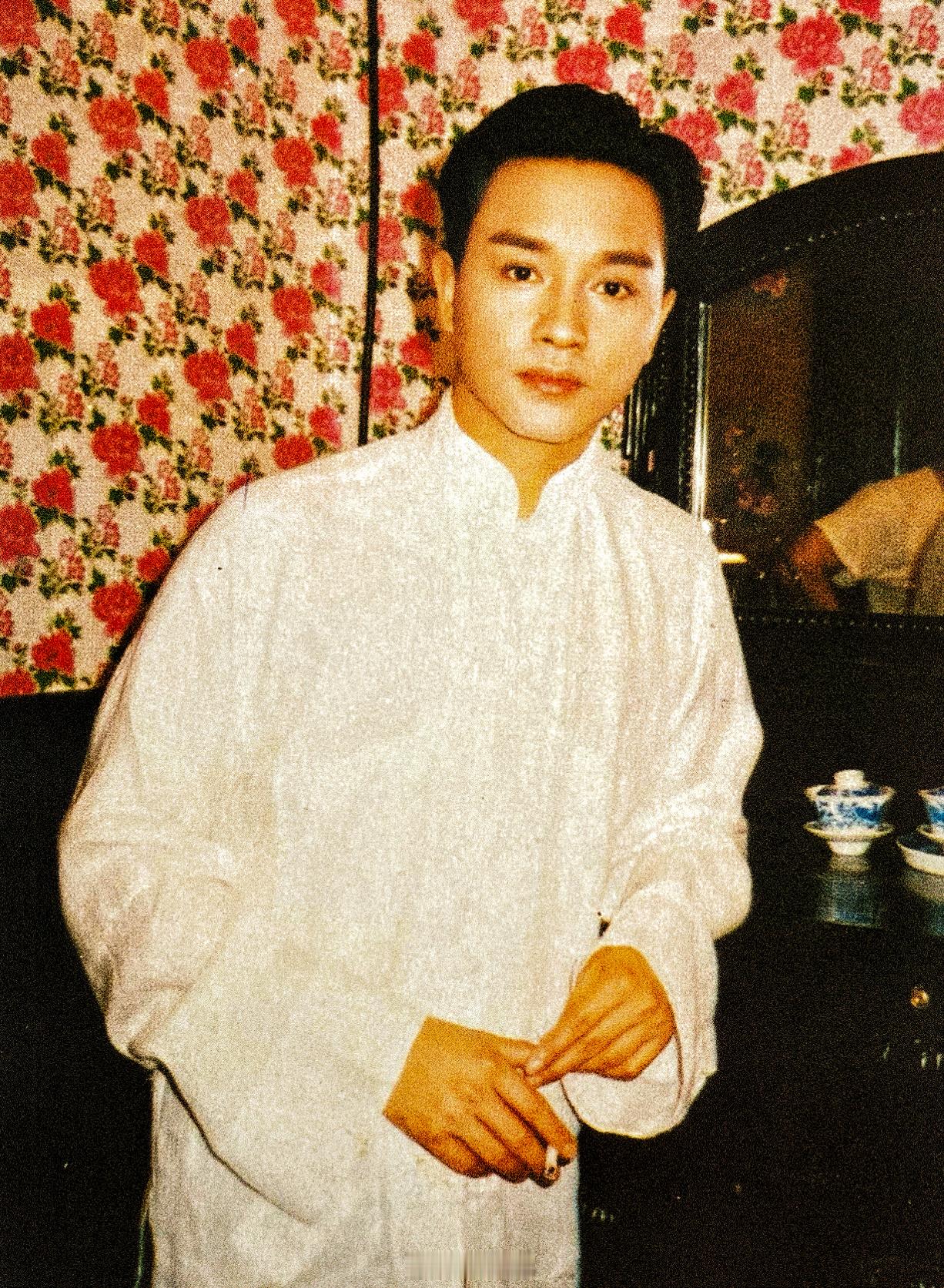 张国荣[超话]  搭乘花絮去幕后  静时，俊帅倜傥；笑时，如春灿烂——如画美少年