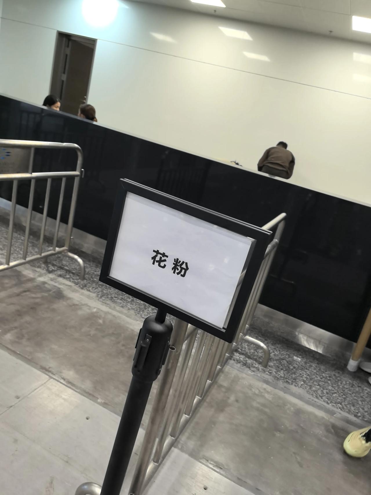 一曲“怒放的生命”揭开华为Mate70的发布会序幕。