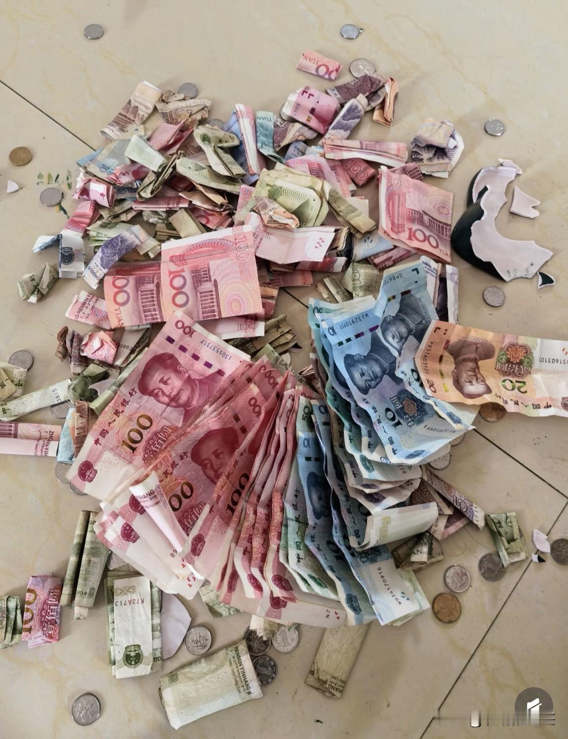 唉呀妈呀！一不小心端了老公藏私房钱的老窝！原来他偷偷攒了这么多私房钱……