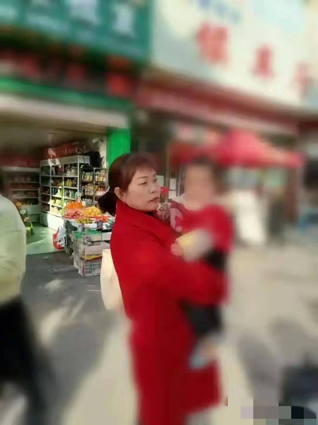 这孩子长大了一定要好好报答这位保姆的养育之恩。
这马上过年了，这在湖北的黄姐和老