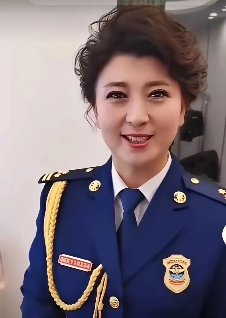 今天看到闫学晶一张身着制服的照片，我着实搞不明白闫学晶究竟隶属于哪个部门。以往我