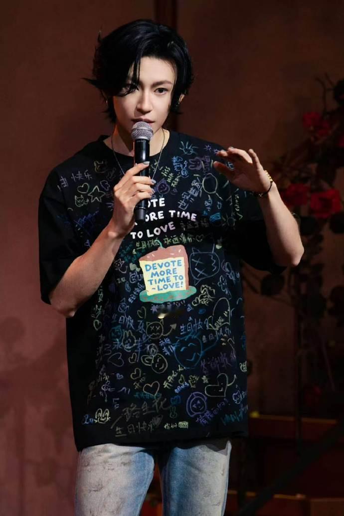 小鬼穿的衣服是粉丝画的小鬼王琳凯循环周六夜 小鬼：这件衣服，是你们画的。粉丝：这