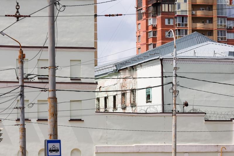 家人们惊掉下巴！浙江一位女律师去看守所会见嫌疑人，顺手递了支唇膏让对方用，结果直